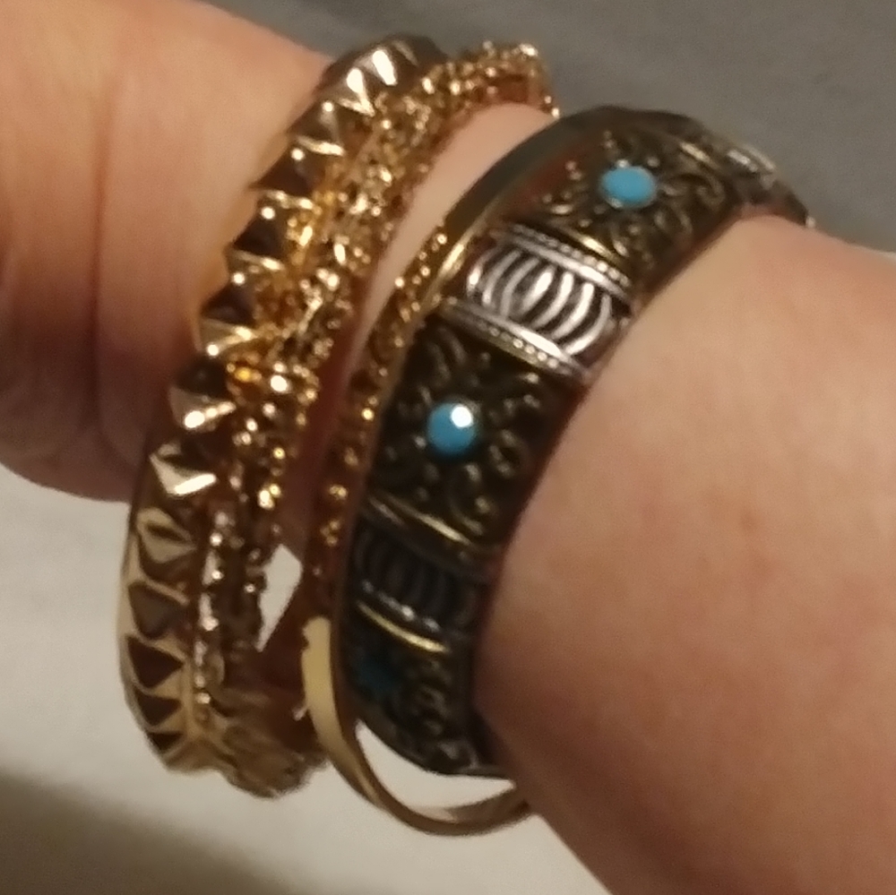 🌺2/$25 or 5/$50 Set of 4 bangles